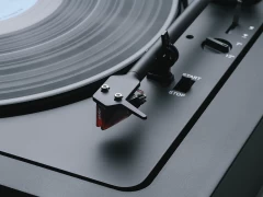 PRO-JECT A2 (2M RED) BLACK VINILA PLAŠU ATSKAŅOTĀJS