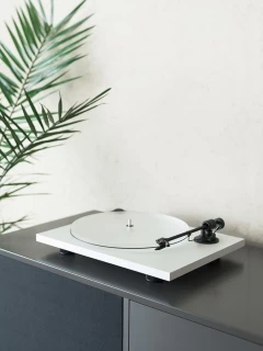 PRO-JECT PRIMARY E WHITE VINILA PLAŠU ATSKAŅOTĀJS