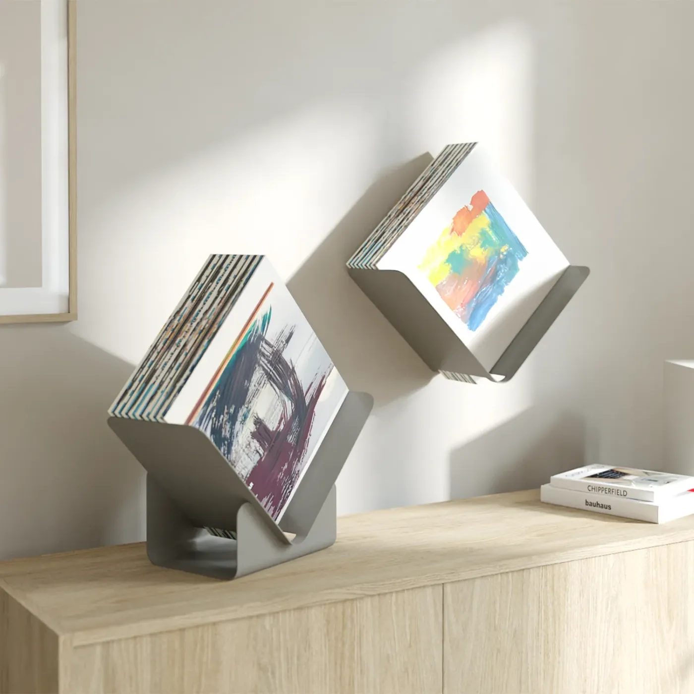 ESSENTIALS FORMEL-V LIGHT GREY VINYLSTAND/SHELF AKSESUĀRI VINILA ATSKAŅOTĀJAM